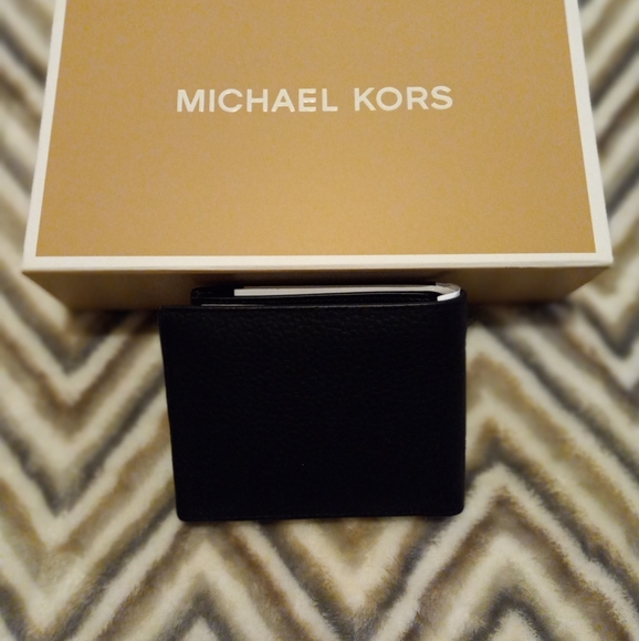 Michael Kors Cooper Leather Billfold Wallet - Picture 2 of 13